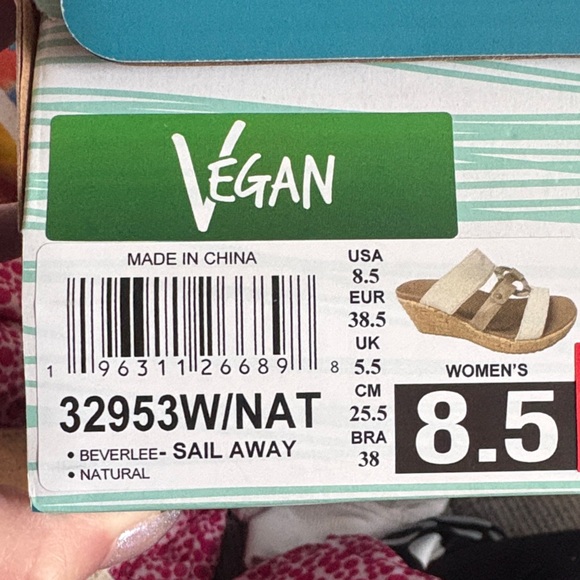 Skechers Women's Beige and White Sandals NWT - Picture 2 of 3